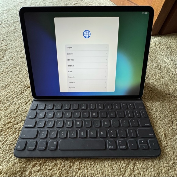 Apple iPad Pro 11” 1st Gen - 256GB - WIFI Silver + Apple keyboard Folio - Picture 1 of 10